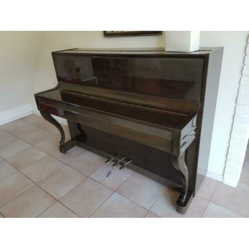 Bruin gelakte piano