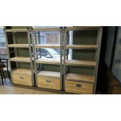 Industriele stellingkast, ladekast van staal met steigerhout