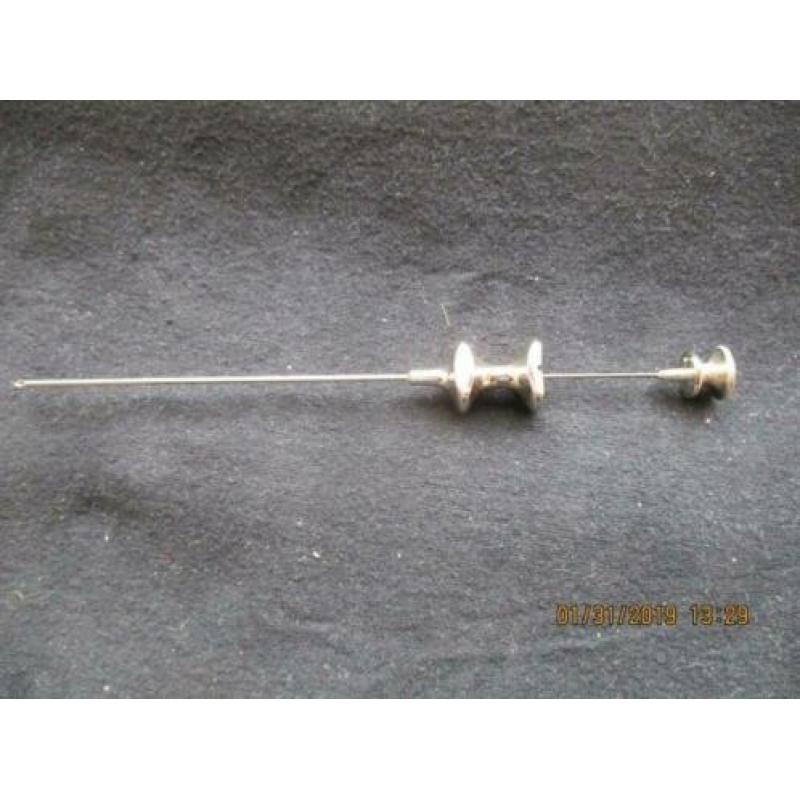 B-236, Medisch antiek, lange holle naald