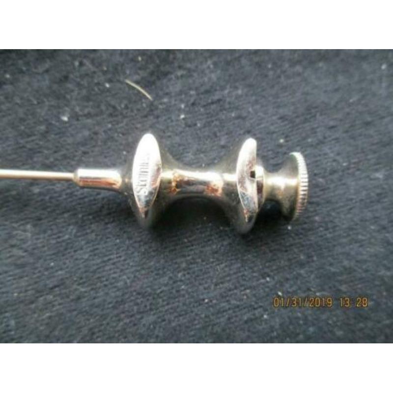 B-236, Medisch antiek, lange holle naald