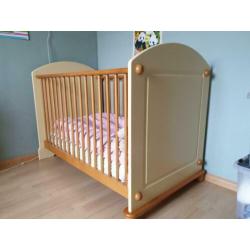 Meubels kinderkamer, vanille