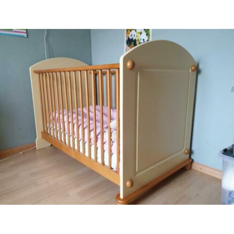 Meubels kinderkamer, vanille