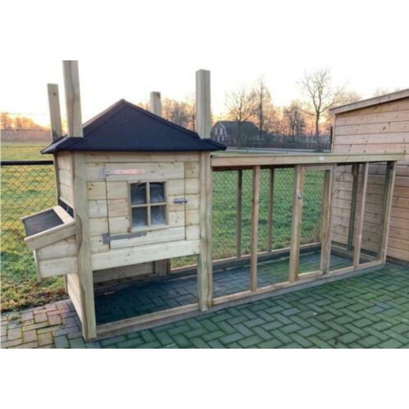 HOOIBERG KIPPENHOK met ren hooischuur met ren