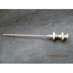 B-236, Medisch antiek, lange holle naald
