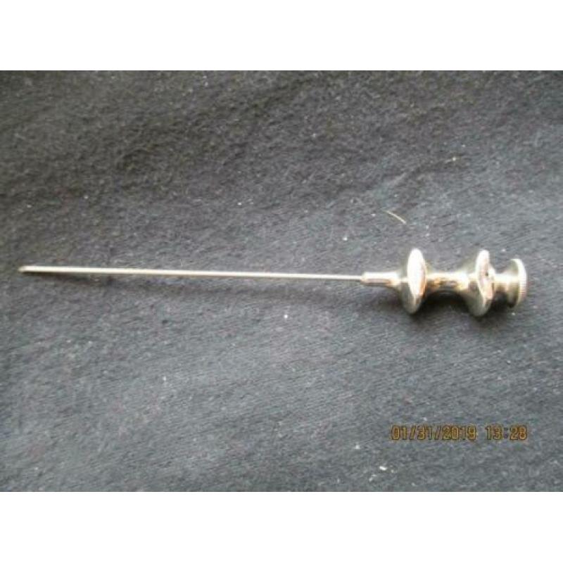 B-236, Medisch antiek, lange holle naald