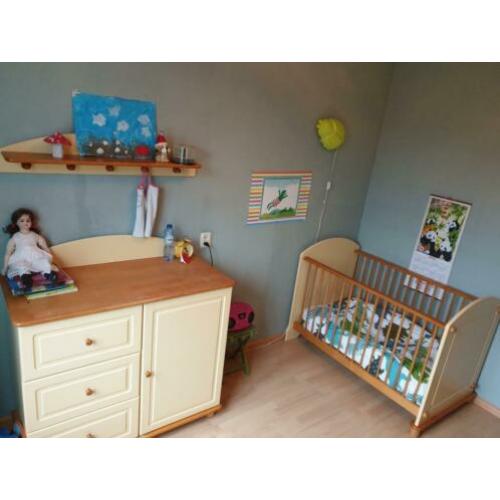 Meubels kinderkamer, vanille