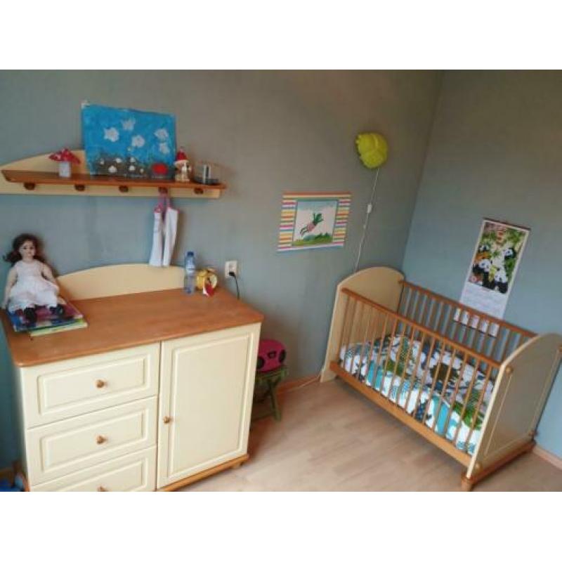 Meubels kinderkamer, vanille