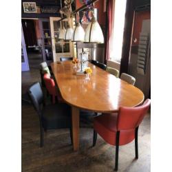 Grote tafel met 10 gekleurde stoelen / tafel 320 lang 110 br