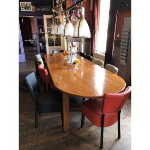 Grote tafel met 10 gekleurde stoelen / tafel 320 lang 110 br