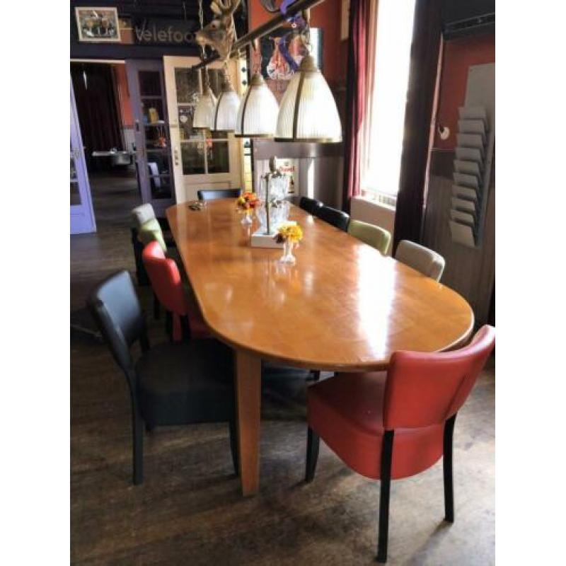 Grote tafel met 10 gekleurde stoelen / tafel 320 lang 110 br