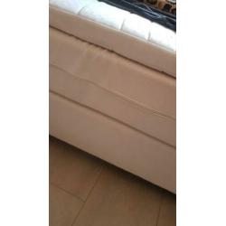 Prachtige 1 persoons boxspring te koop 90 cm x200 cm