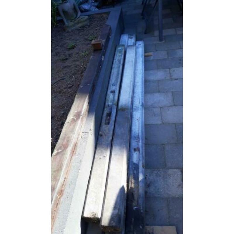 Betonnen schuttingpalen