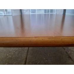 Massief houten tafel met formica blad.