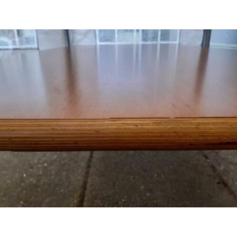 Massief houten tafel met formica blad.