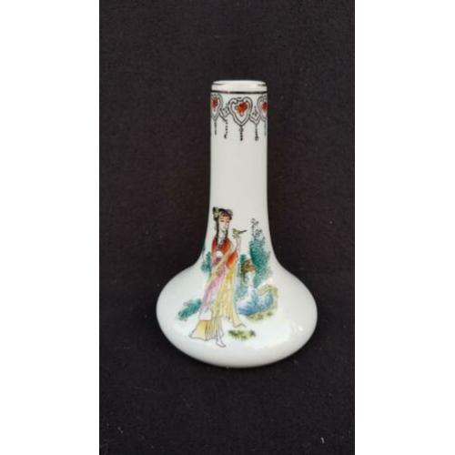 Chinees porselein - vaasje met dame - 12,5 cm