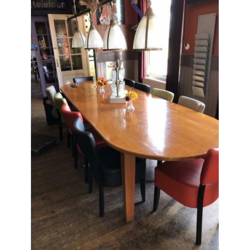 Grote tafel met 10 gekleurde stoelen / tafel 320 lang 110 br