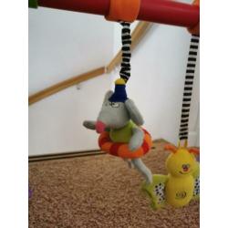 Babygym met muisje vlinder en bal.