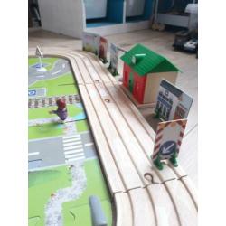 Houten treinbaan, autobaan, met batterij trein! Past op brio