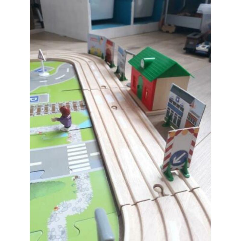 Houten treinbaan, autobaan, met batterij trein! Past op brio