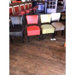 Grote tafel met 10 gekleurde stoelen / tafel 320 lang 110 br
