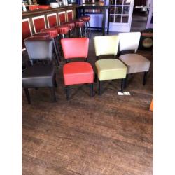 Grote tafel met 10 gekleurde stoelen / tafel 320 lang 110 br