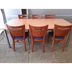 Massief houten tafel met formica blad.