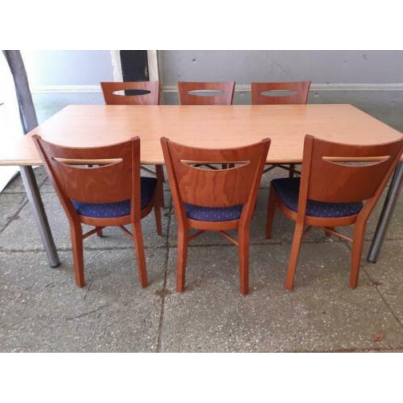 Massief houten tafel met formica blad.