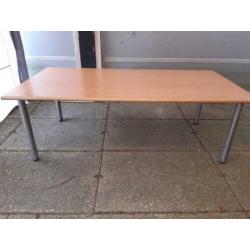 Massief houten tafel met formica blad.