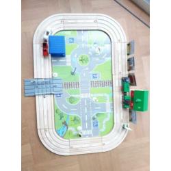 Houten treinbaan, autobaan, met batterij trein! Past op brio