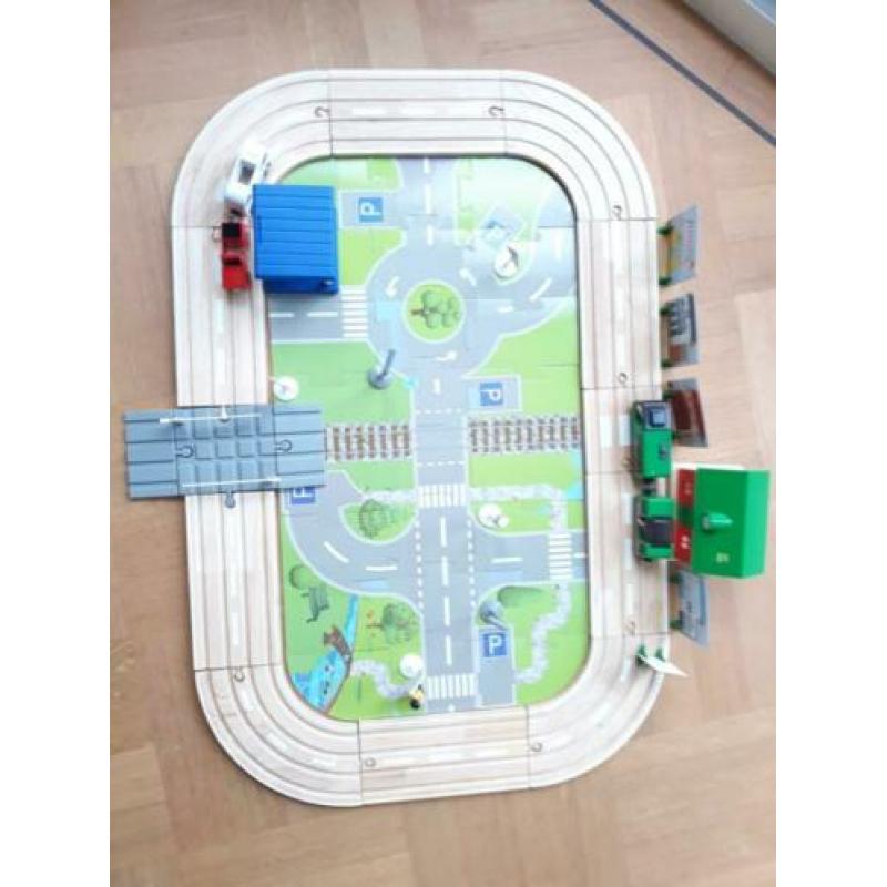 Houten treinbaan, autobaan, met batterij trein! Past op brio