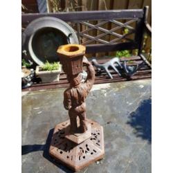 Zware metalen kandelaar. antiek