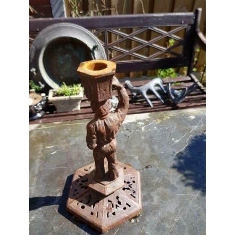 Zware metalen kandelaar. antiek