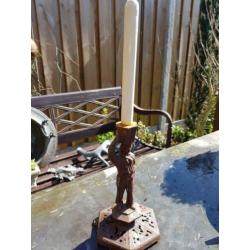 Zware metalen kandelaar. antiek