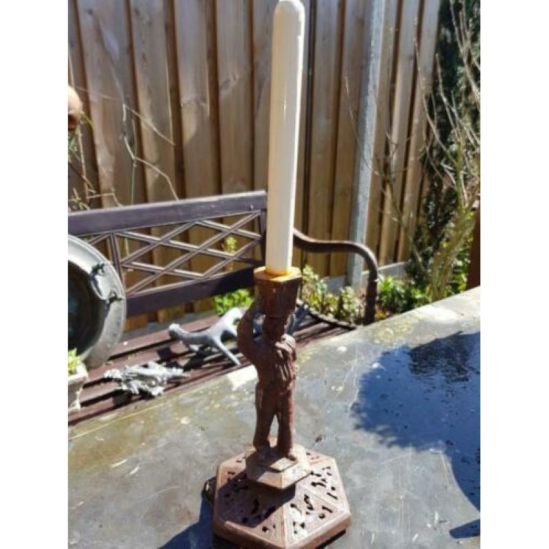 Zware metalen kandelaar. antiek