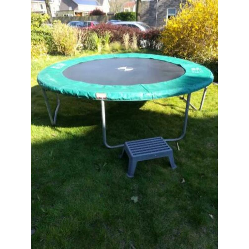 Berg trampoline met hoes 270