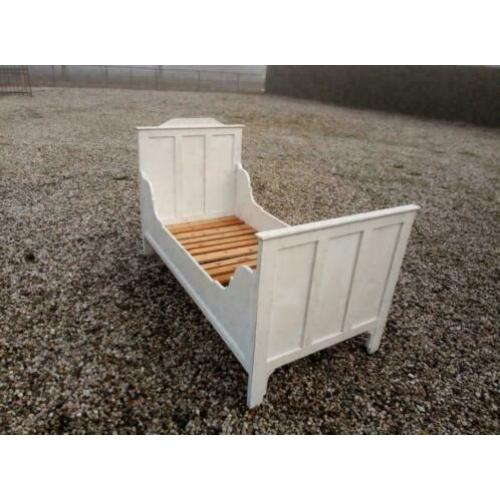 633, antiek grenenhouten bed te koop (85x186 matrasmaat)