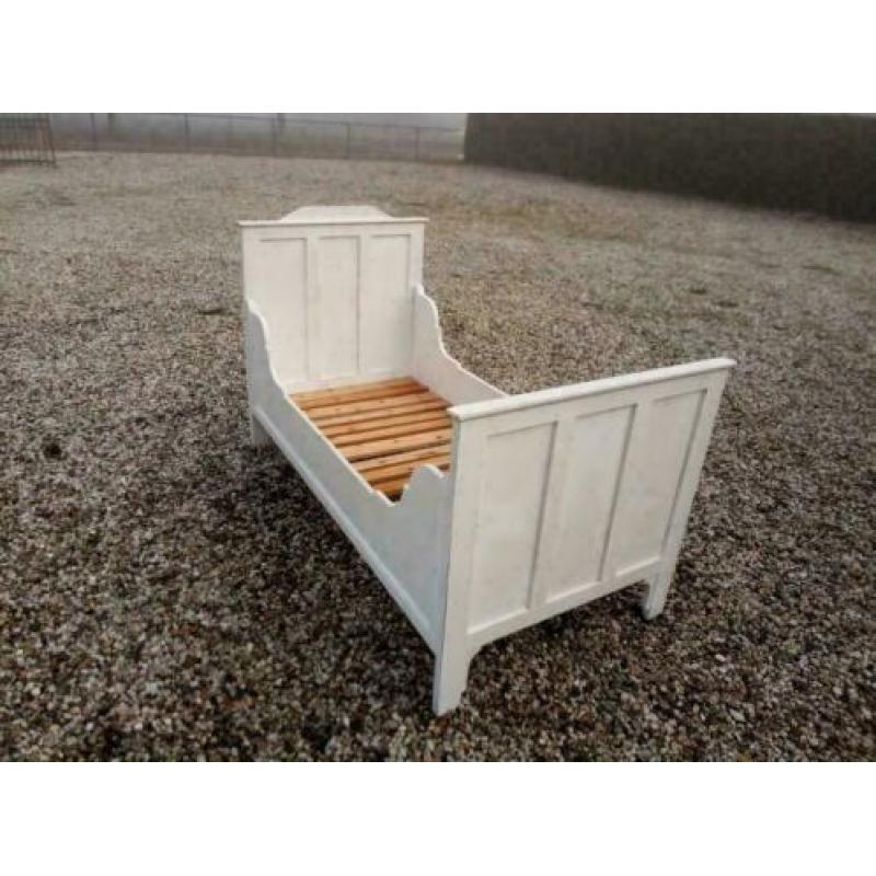 633, antiek grenenhouten bed te koop (85x186 matrasmaat)