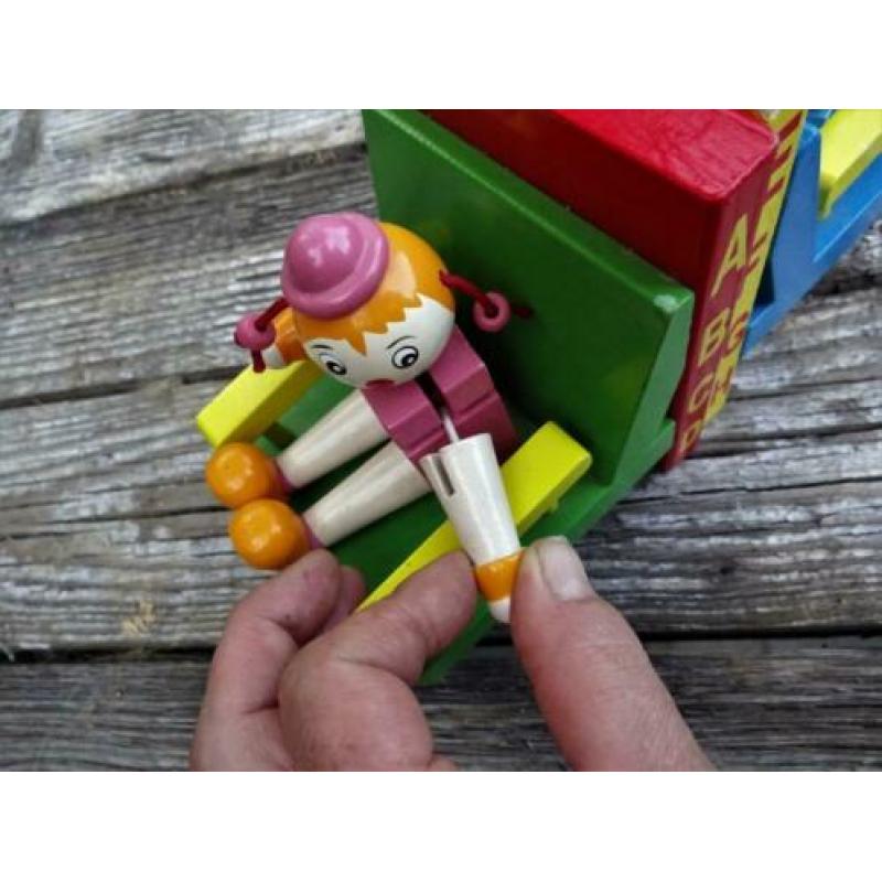 2 Houten boekensteunen jongetje/meisje beweeglijke armen