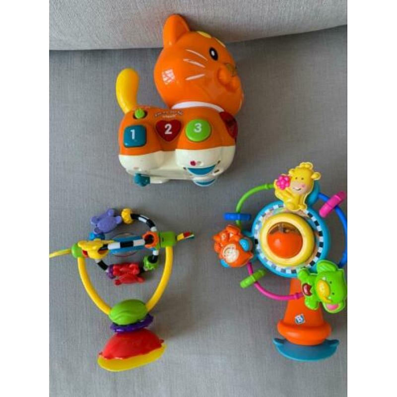 Vtech pak me dan kat en speeltjes van playgro en B kids