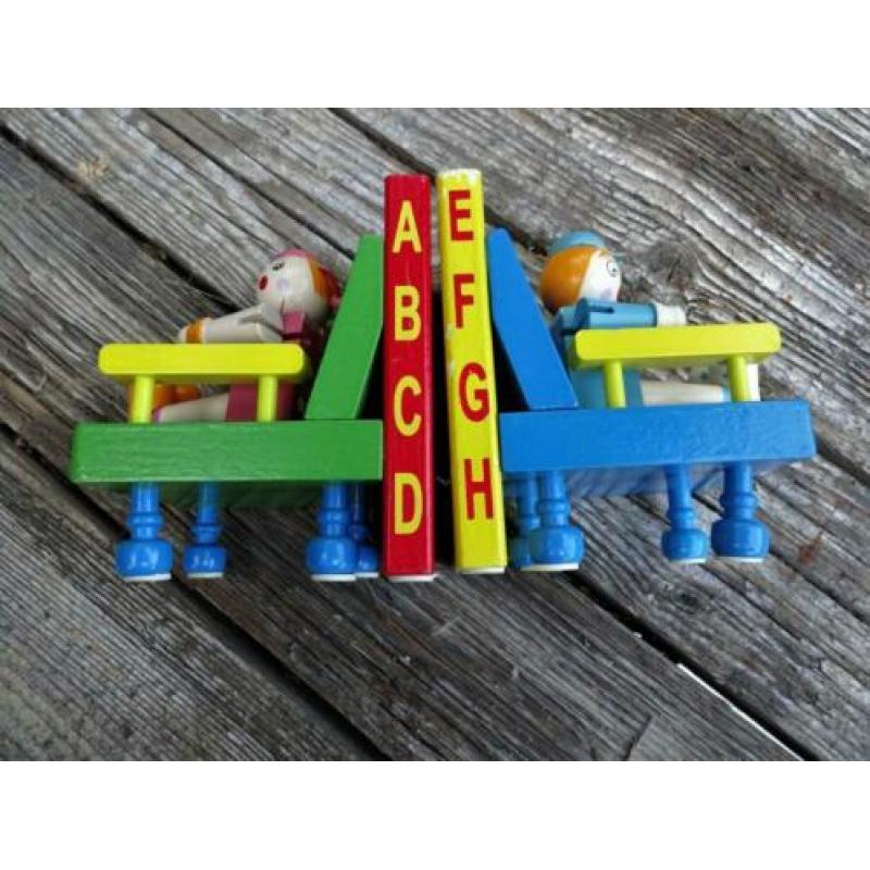 2 Houten boekensteunen jongetje/meisje beweeglijke armen