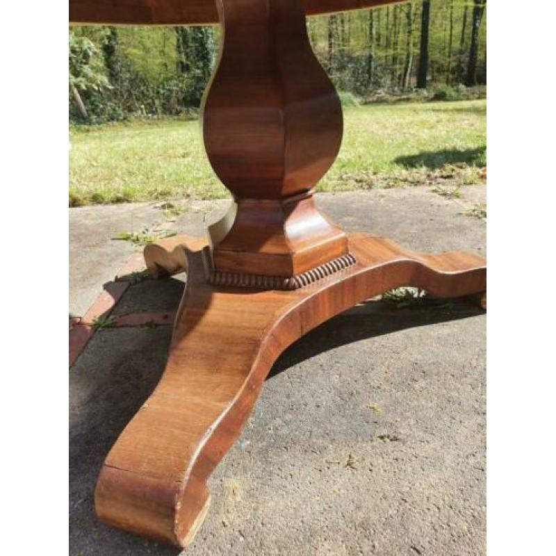 Antieke tafel met blad van marmer