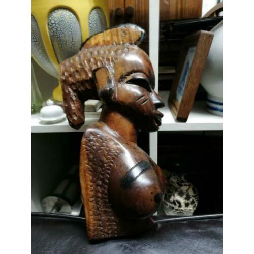 Mooie grote Afrikaanse vrouw circa 40 cm hoog
