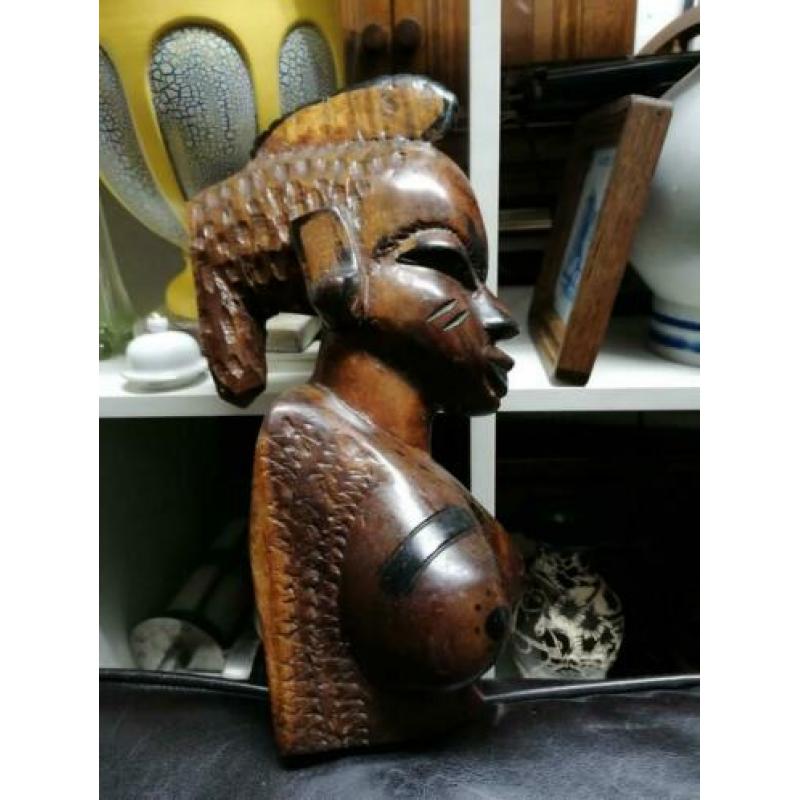Mooie grote Afrikaanse vrouw circa 40 cm hoog