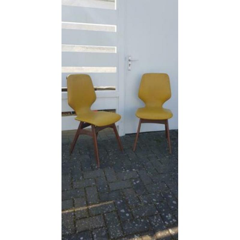2 retro 70-jaren stoelen