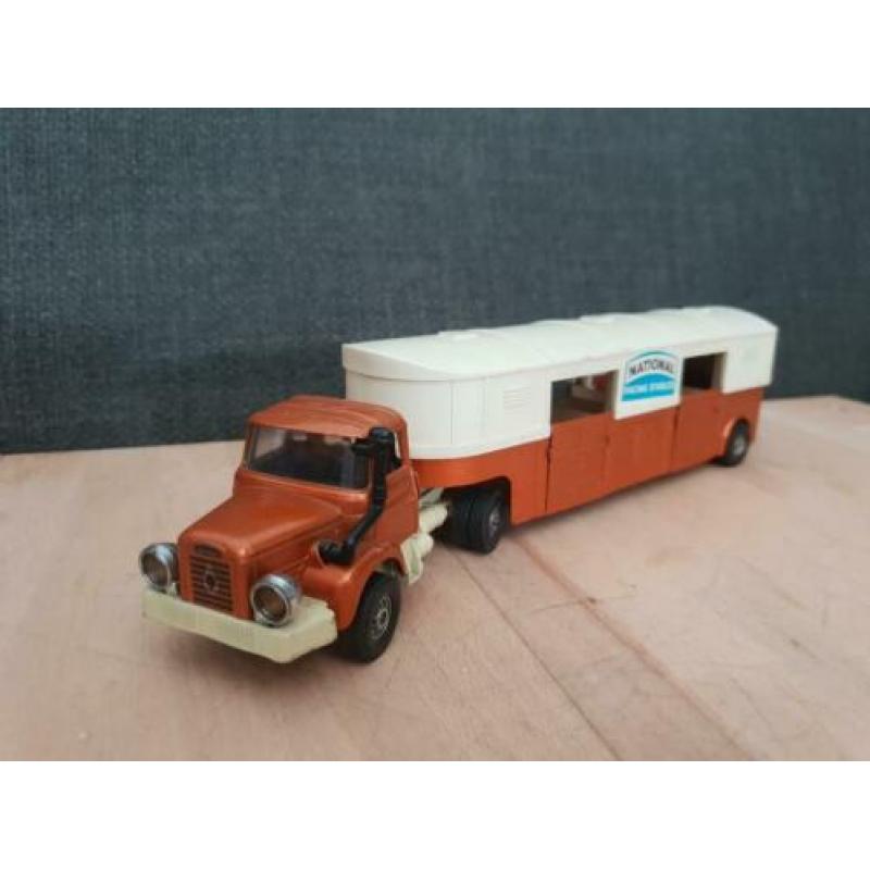 Corgi toys berliet paardenwagen