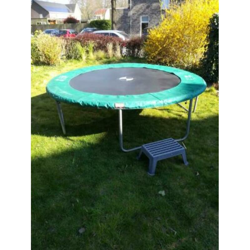 Berg trampoline met hoes 270