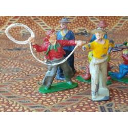 Mooi antiek Engels speelgoed van tin 16 cowboys en Indianen.