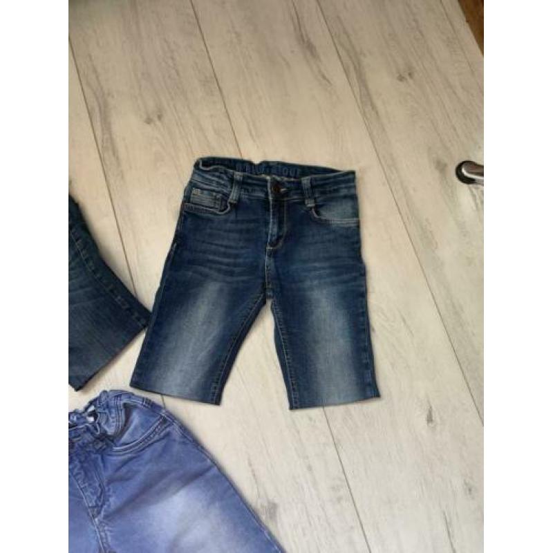 Drie korte spijkerbroeken, 134/140.