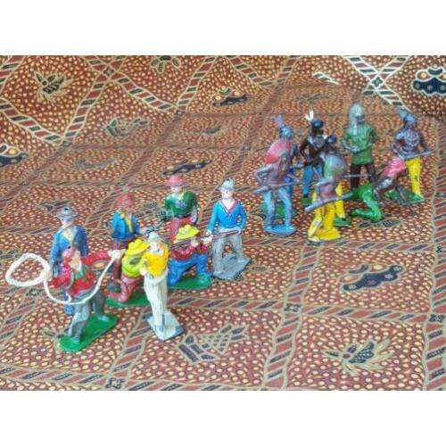 Mooi antiek Engels speelgoed van tin 16 cowboys en Indianen.