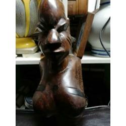 Mooie grote Afrikaanse vrouw circa 40 cm hoog